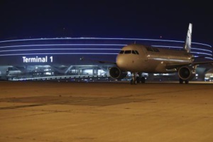 Aéroport parisien de Roissy: 2.000 personnes évacuées après une intrusion Aéroport parisien de Roissy: 2.000 personnes évacuées après une intrusion