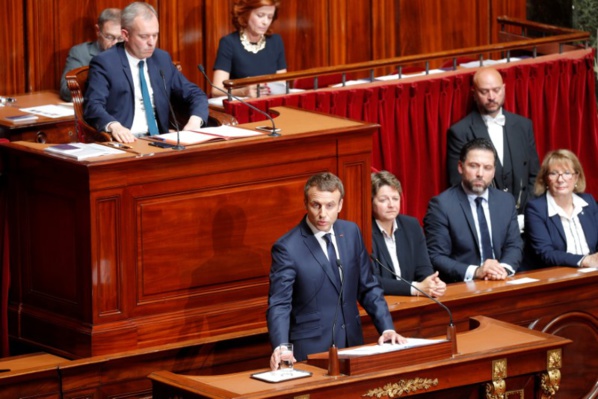 Macron veut réduire d'un tiers les trois assemblées Macron veut réduire d'un tiers les trois assemblées