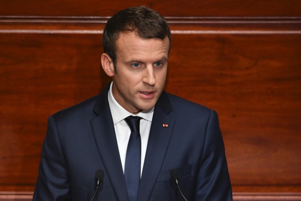 La cote de confiance de Macron continue sa chute