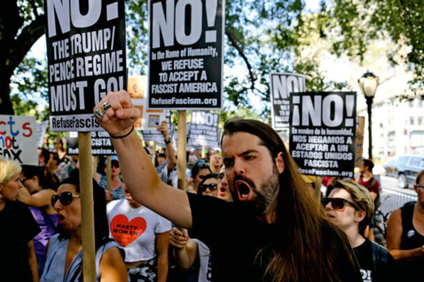 Le Congrès condamne les groupes suprémacistes blancs, Trump signe Le Congrès condamne les groupes suprémacistes blancs, Trump signe