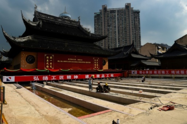 Chine: un temple de 2.000 tonnes déplacé sur 30 mètres Chine: un temple de 2.000 tonnes déplacé sur 30 mètres