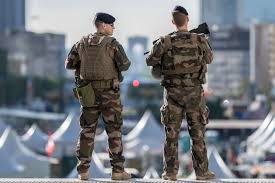 Attaque contre un militaire à Paris: l'agresseur inculpé et incarcéré