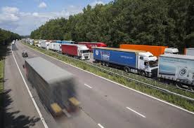 Les routiers promettent une "manifestation massive"