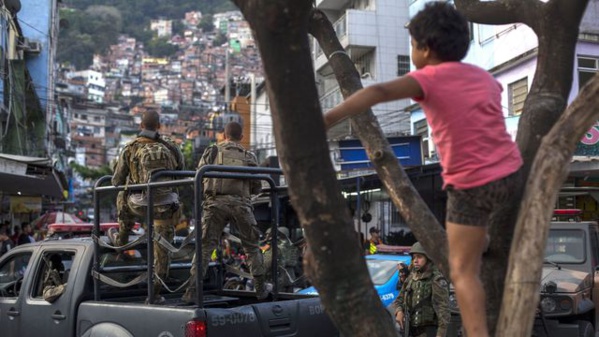 Brésil: l'armée quitte une favela de Rio après une semaine d'occupation Brésil: l'armée quitte une favela de Rio après une semaine d'occupation