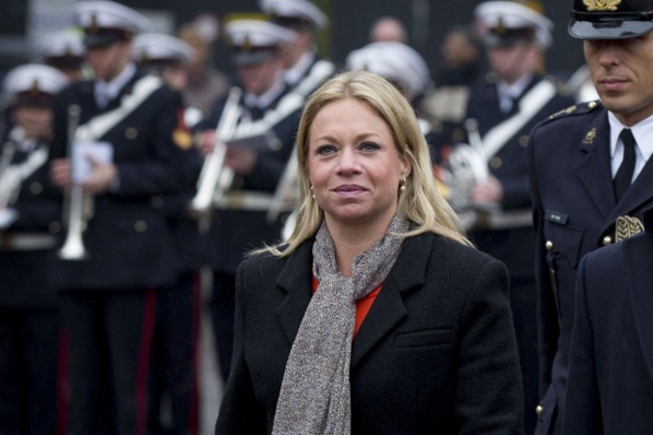 Casques bleus néerlandais tués au Mali: la ministre de la Défense démissionne Casques bleus néerlandais tués au Mali: la ministre de la Défense démissionne