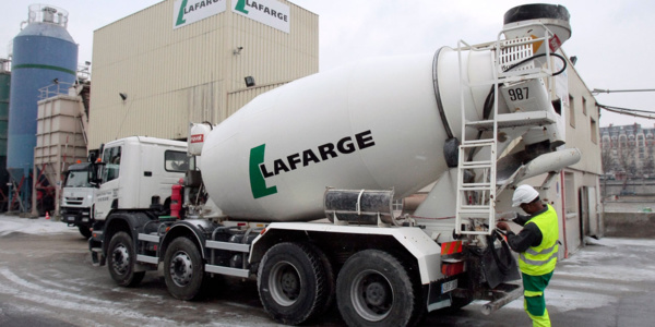 Découverte à Paris de bouteilles d'essence sous des camions Lafarge avec un dispositif d'allumage Découverte à Paris de bouteilles d'essence sous des camions Lafarge avec un dispositif d'allumage