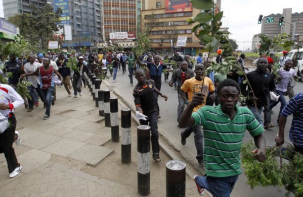 Kenya: la police disperse 3.000 manifestants au gaz lacrymogène Kenya: la police disperse 3.000 manifestants au gaz lacrymogène
