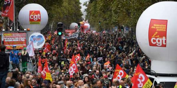 France: des dizaines de milliers de fonctionnaires dans la rue