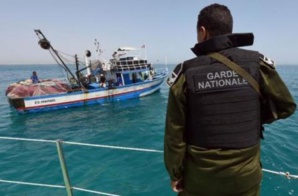 Tunisie: heurts et colère après la mort de migrants dans un accident en mer Tunisie: heurts et colère après la mort de migrants dans un accident en mer