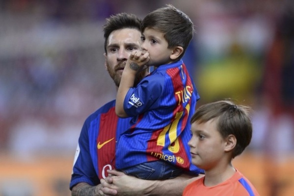 Le fils de Messi chante en catalan, Piqué répond Le fils de Messi chante en catalan, Piqué répond