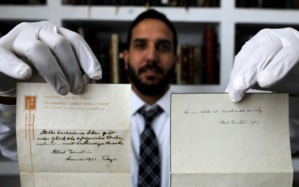 Une note d'Einstein sur le secret du bonheur va être vendue aux enchères Une note d'Einstein sur le secret du bonheur va être vendue aux enchères