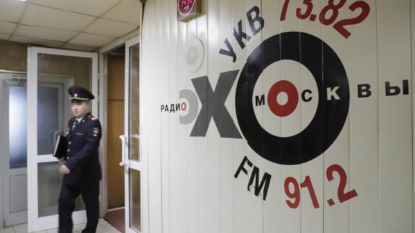 Russie: la journaliste poignardée victime d'un "fou", selon le Kremlin Russie: la journaliste poignardée victime d'un "fou", selon le Kremlin