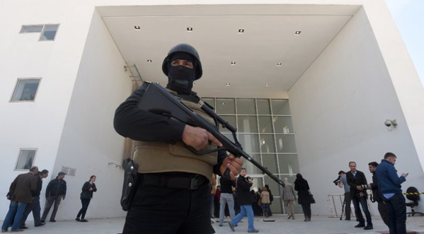 Deux policiers tunisiens poignardés devant le Parlement, l'assaillant arrêté Deux policiers tunisiens poignardés devant le Parlement, l'assaillant arrêté