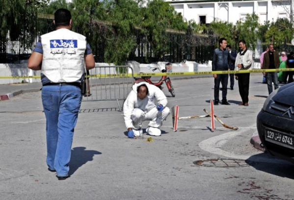 Tunisie: l'un des deux policiers poignardés par un "extrémiste" est décédé