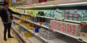 Pénurie de beurre: actions d'agriculteurs devant des grandes surfaces Pénurie de beurre: actions d'agriculteurs devant des grandes surfaces