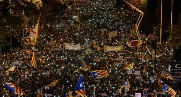 Barcelone: des dizaines de milliers d'indépendantistes réclament la libération de leurs dirigeants Barcelone: des dizaines de milliers d'indépendantistes réclament la libération de leurs dirigeants