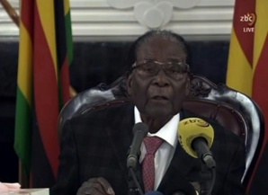 Zimbabwe: même menacé de destitution, Mugabe résiste