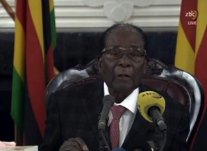 Zimbabwe: même menacé de destitution, Mugabe résiste Zimbabwe: même menacé de destitution, Mugabe résiste