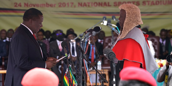 Zimbabwe: le nouveau président Mnangagwa succède officiellement à Mugabe