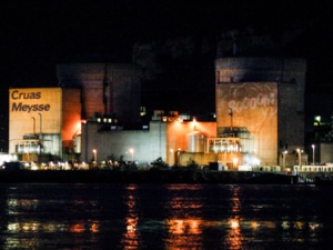 Nucléaire: des militants de Greenpeace s'introduisent dans la centrale de Cruas-Meysse Nucléaire: des militants de Greenpeace s'introduisent dans la centrale de Cruas-Meysse