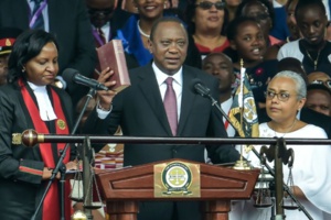 Kenya: Uhuru Kenyatta investi président pour un second mandat en présence de 13 chefs d’Etat Kenya: Uhuru Kenyatta investi président pour un second mandat en présence de 13 chefs d’Etat