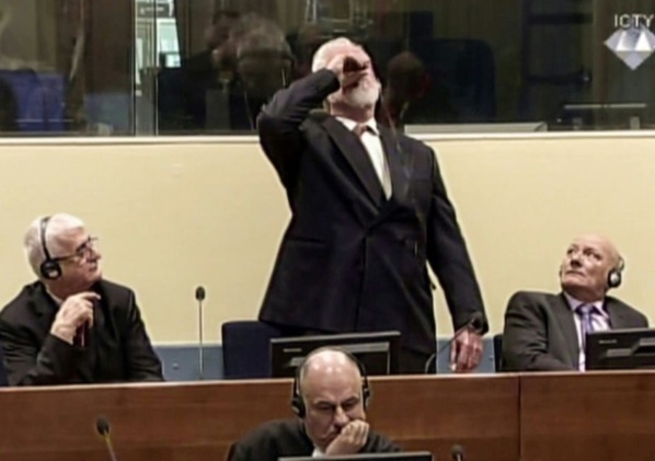 Coup de théâtre au TPIY: un des accusés avale une fiole "de poison" Coup de théâtre au TPIY: un des accusés avale une fiole "de poison"