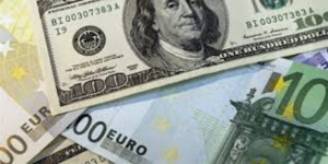 L'euro se stabilise face au dollar, prudence avant les banques centrales