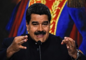 Venezuela: Maduro accuse Washington d'être derrière un assaut et un vol d'armes