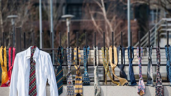 300 cravates au PM kosovar après sa décision de doubler son salaire 300 cravates au PM kosovar après sa décision de doubler son salaire