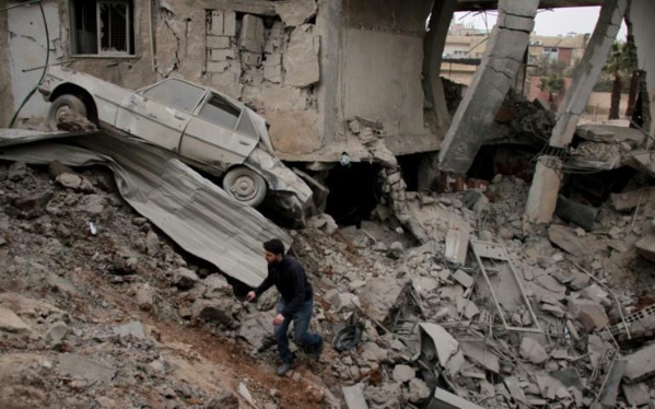 Violents combats et raids aériens près de Damas, des dizaines de morts (ONG) Violents combats et raids aériens près de Damas, des dizaines de morts (ONG)