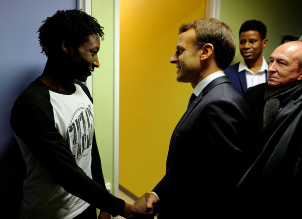 Migrants: Macron s'indigne de la comparaison avec des "rafles"