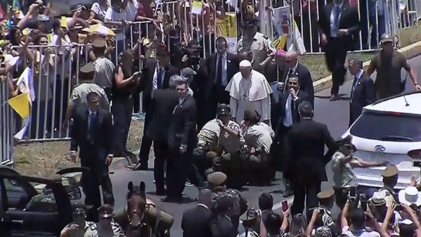 Une policière tombe de cheval, le pape descend de sa papamobile