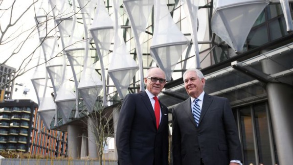 Tillerson avec l'ambassadeur Woody Johnson dans la nouvelle enceinte (photo Lexpress) Tillerson avec l'ambassadeur Woody Johnson dans la nouvelle enceinte (photo Lexpress)