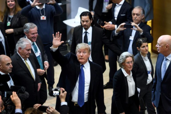 Entrée en fanfare de Trump à Davos, "dans la gueule du loup"