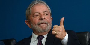 Un juge brésilien rend son passeport à Lula