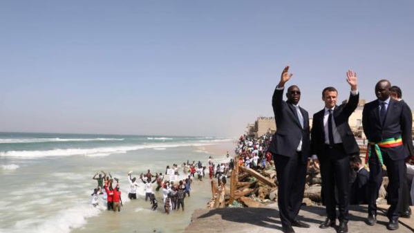 Les présidents Macron, Sall et le maire de Saint-Louis Mansour Faye Les présidents Macron, Sall et le maire de Saint-Louis Mansour Faye