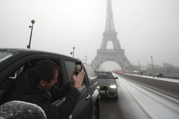 Paris sous la neige: embouteillages monstres, la tour Eiffel fermée Paris sous la neige: embouteillages monstres, la tour Eiffel fermée
