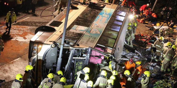Un bus se renverse à Hong Kong: dix-neuf tués au moins (police)