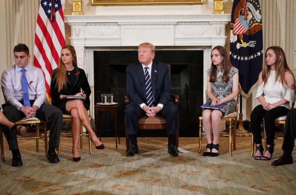 Face aux larmes des rescapés de Floride, Trump promet des mesures fortes Face aux larmes des rescapés de Floride, Trump promet des mesures fortes