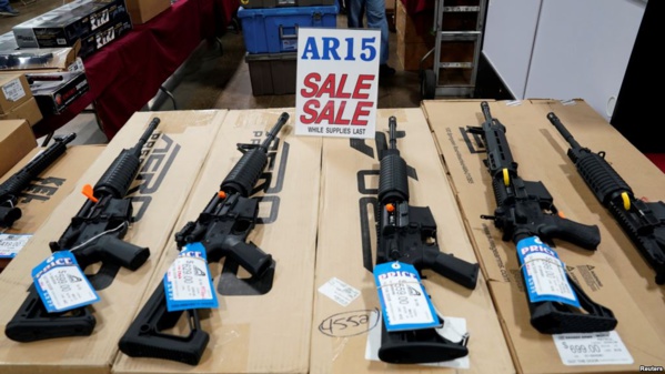 Aux Etats-Unis, les fabricants d'armes sous pression