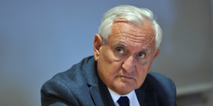 Raffarin choqué par "le bavardage populiste" de Wauquiez