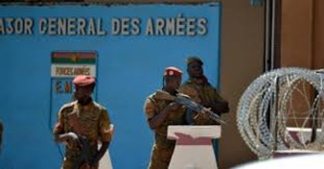 L'état-major des armées dévasté à Ouagadougou, des habitants entre impuissance et colère L'état-major des armées dévasté à Ouagadougou, des habitants entre impuissance et colère