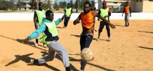 En Libye, un "choc de Lions" sénégalais et camerounais dans un camp de migrants En Libye, un "choc de Lions" sénégalais et camerounais dans un camp de migrants