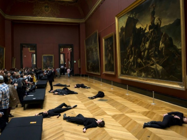 Happening militant au Louvre contre le mécénat de Total Happening militant au Louvre contre le mécénat de Total