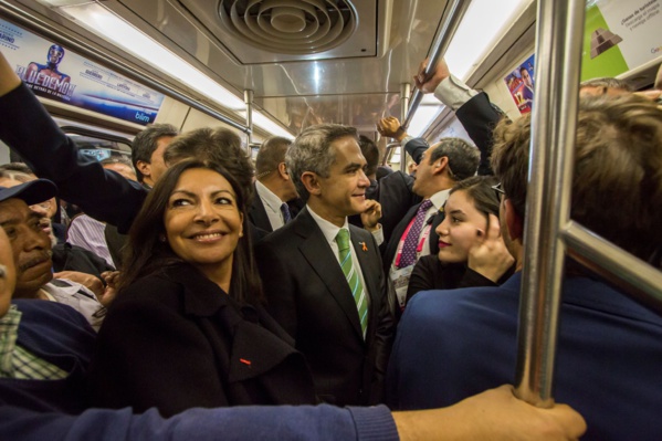 Hidalgo, au milieu de collaborateurs et d'usagers des transports publics parisiens