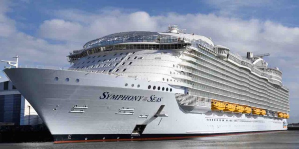 STX: le plus gros paquebot au monde lève l'ancre à Saint-Nazaire STX: le plus gros paquebot au monde lève l'ancre à Saint-Nazaire