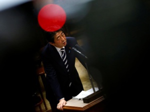 Shinzo Abe s'excuse pour une affaire de possible corruption