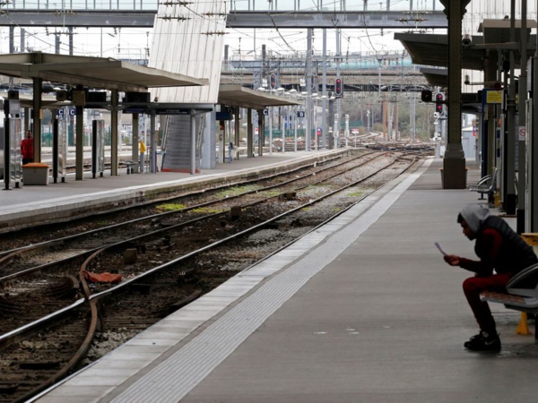 Dialogue de sourds sur la SNCF, la grève continue mercredi