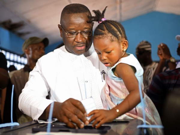 Alternance démocratique en Sierra Leone: le candidat de l'opposition remporte la présidentielle (officiel)