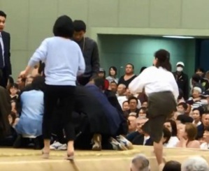 Japon: jugées "impures", des femmes secouristes chassées d'un ring de sumo Japon: jugées "impures", des femmes secouristes chassées d'un ring de sumo